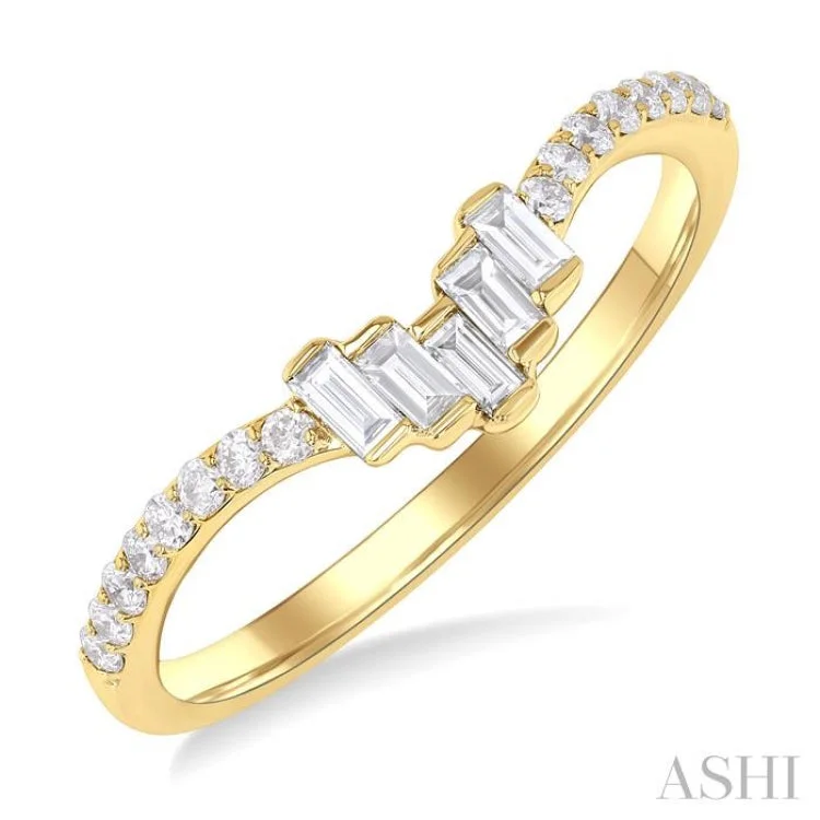 Engagement Rings with Custom Settings-1/4 ctw Baguette Cut Chevron Centerpiece Round Cut Diamond Wedding Band in 14K Yellow Gold